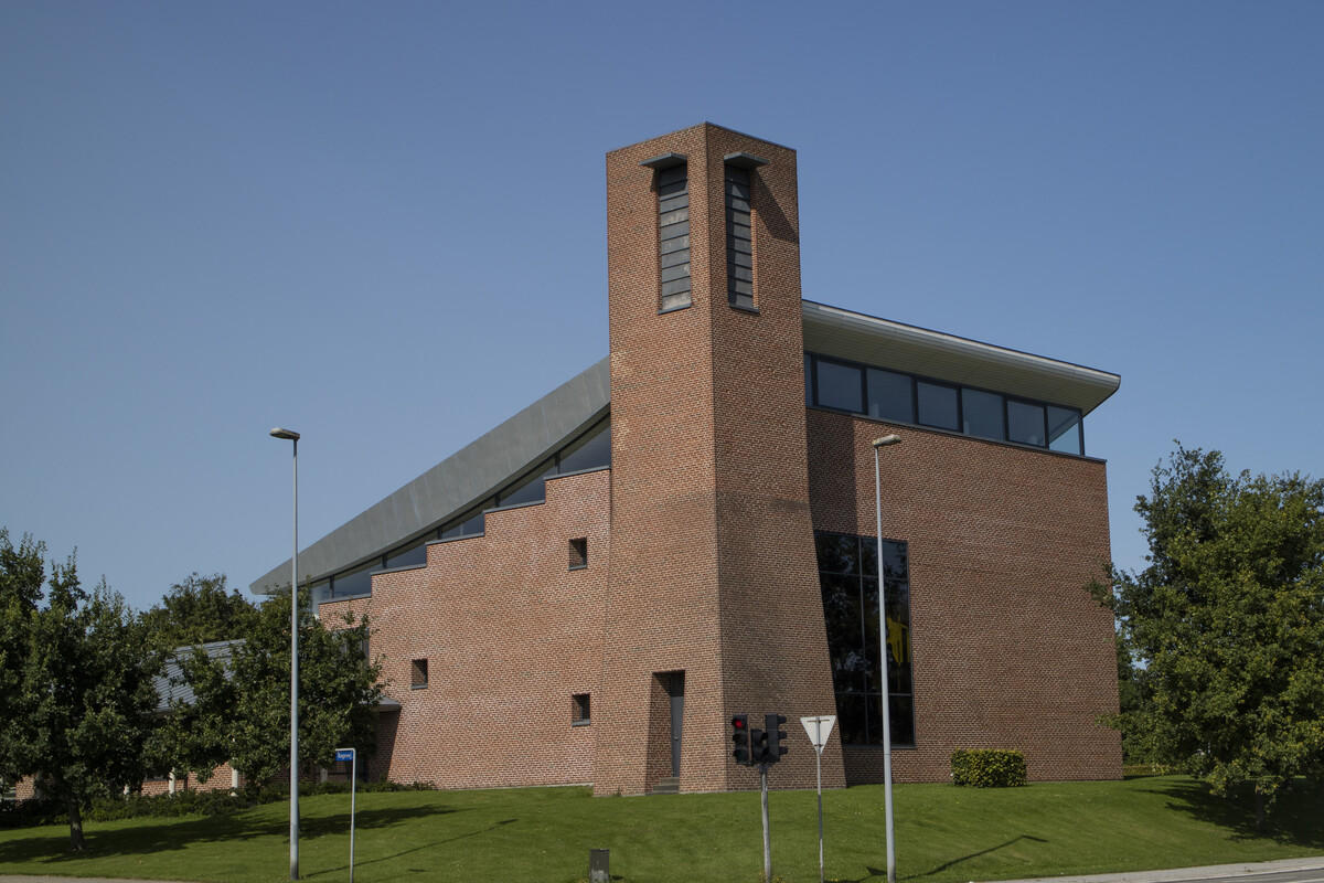 Hoslted Kirke, der er tegnet af Sahls Tegnestue, blev indviet i 2001. Kirken ligger i forbindelse med Næstved Storcenter og Øverup Erhvervsområde.